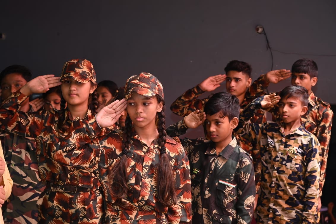 स्वतंत्रता दिवस पर शहर में हिन्दू जागरण मंच द्धारा निकाली गई तिरंगा यात्रा में शमिल लोग । संवाद