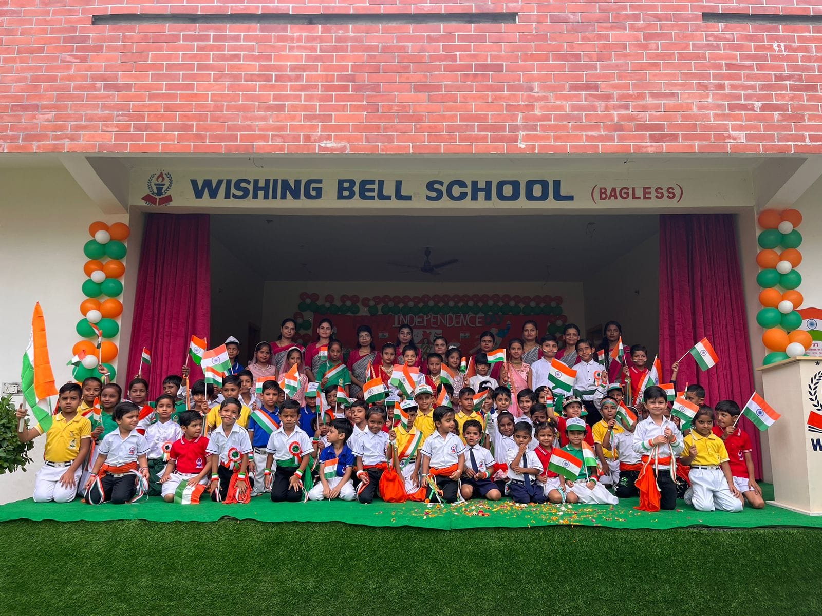 स्वतंत्रता दिवस पर शहर में हिन्दू जागरण मंच द्धारा निकाली गई तिरंगा यात्रा में शमिल लोग । संवाद