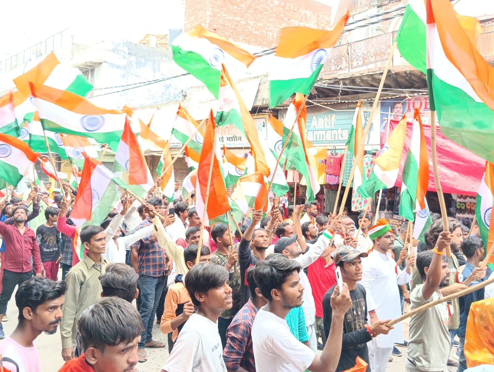 स्वतंत्रता दिवस पर शहर में हिन्दू जागरण मंच द्धारा निकाली गई तिरंगा यात्रा में शमिल लोग । संवाद