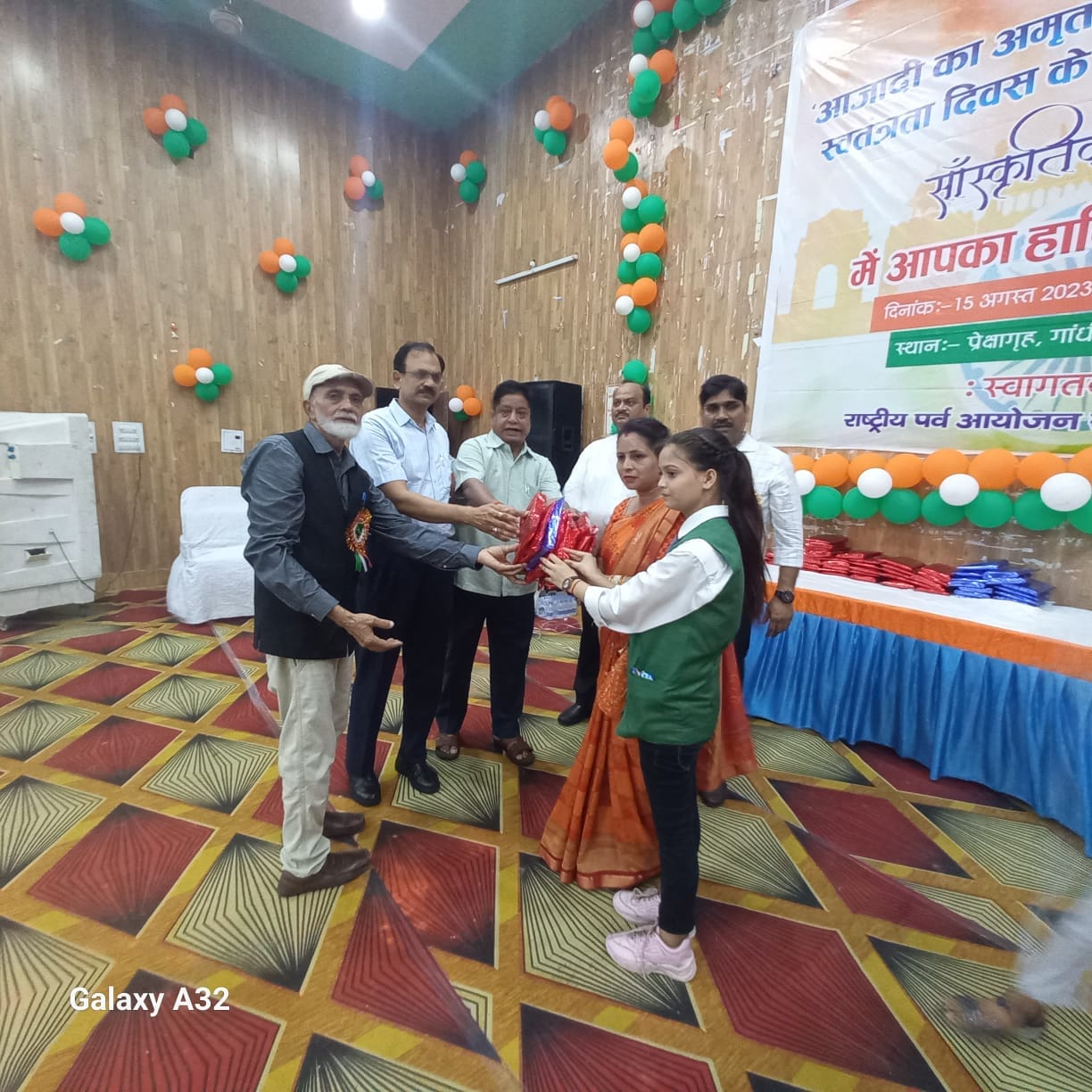 स्वतंत्रता दिवस पर शहर में हिन्दू जागरण मंच द्धारा निकाली गई तिरंगा यात्रा में शमिल लोग । संवाद स्वतंत्रता दिवस पर शहर में हिन्दू जागरण मंच द्धारा निकाली गई तिरंगा यात्रा में शमिल लोग । संवाद