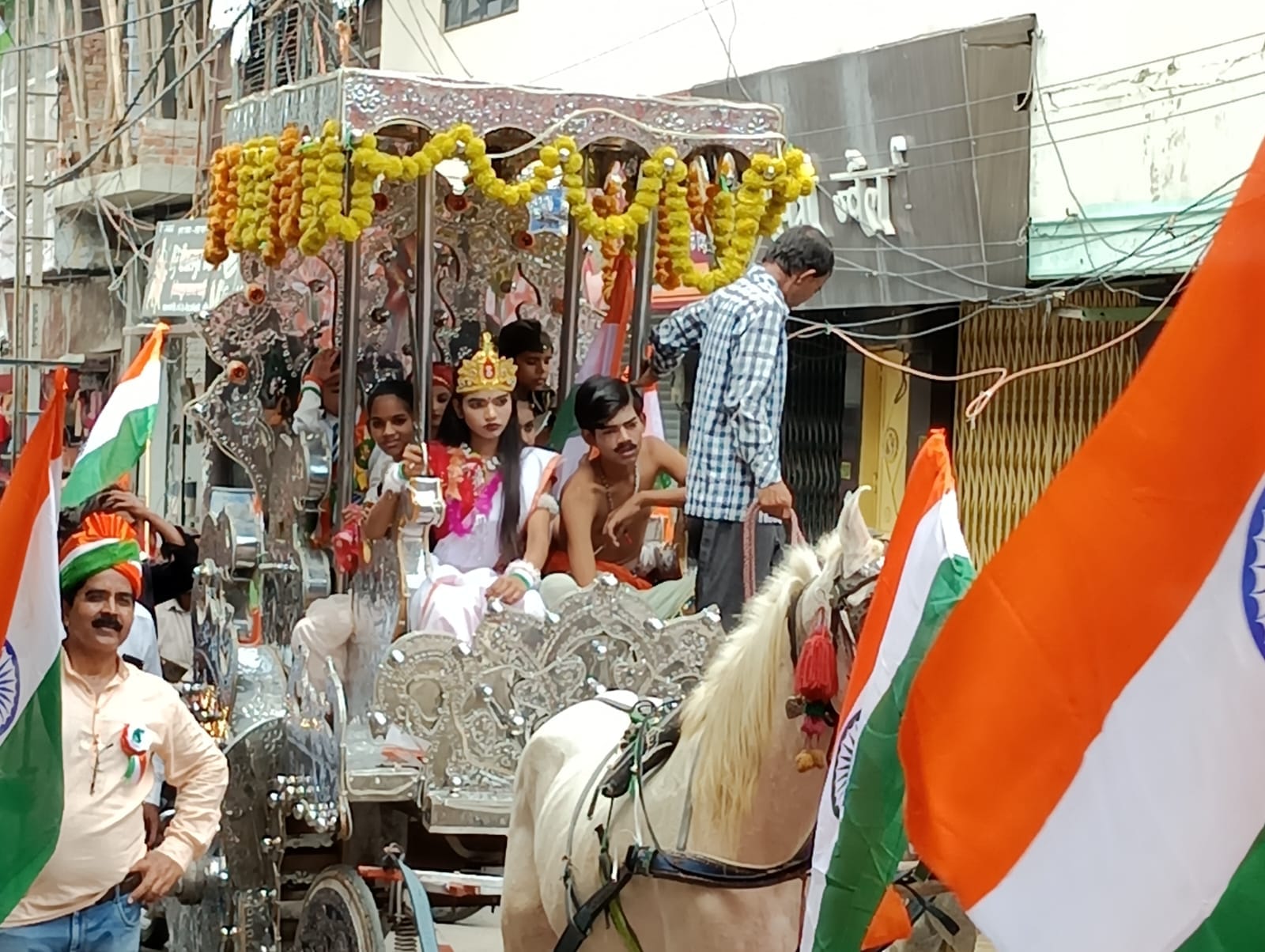 स्वतंत्रता दिवस पर शहर में हिन्दू जागरण मंच द्धारा निकाली गई तिरंगा यात्रा में शमिल लोग । संवाद स्वतंत्रता दिवस पर शहर में हिन्दू जागरण मंच द्धारा निकाली गई तिरंगा यात्रा में शमिल लोग । संवाद