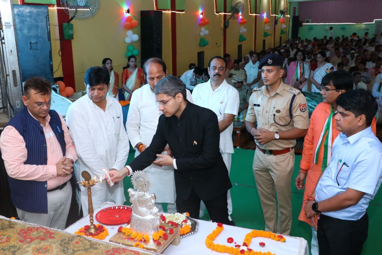शामली रोटरी भवन में ध्वजारोहण करते अध्यक्ष रोटेरियन प्रशांत जैन सचिव नितिन गर्ग अमर जैन संजय शामली रोटरी भवन में ध्वजारोहण करते अध्यक्ष रोटेरियन प्रशांत जैन सचिव नितिन गर्ग अमर जैन संजय