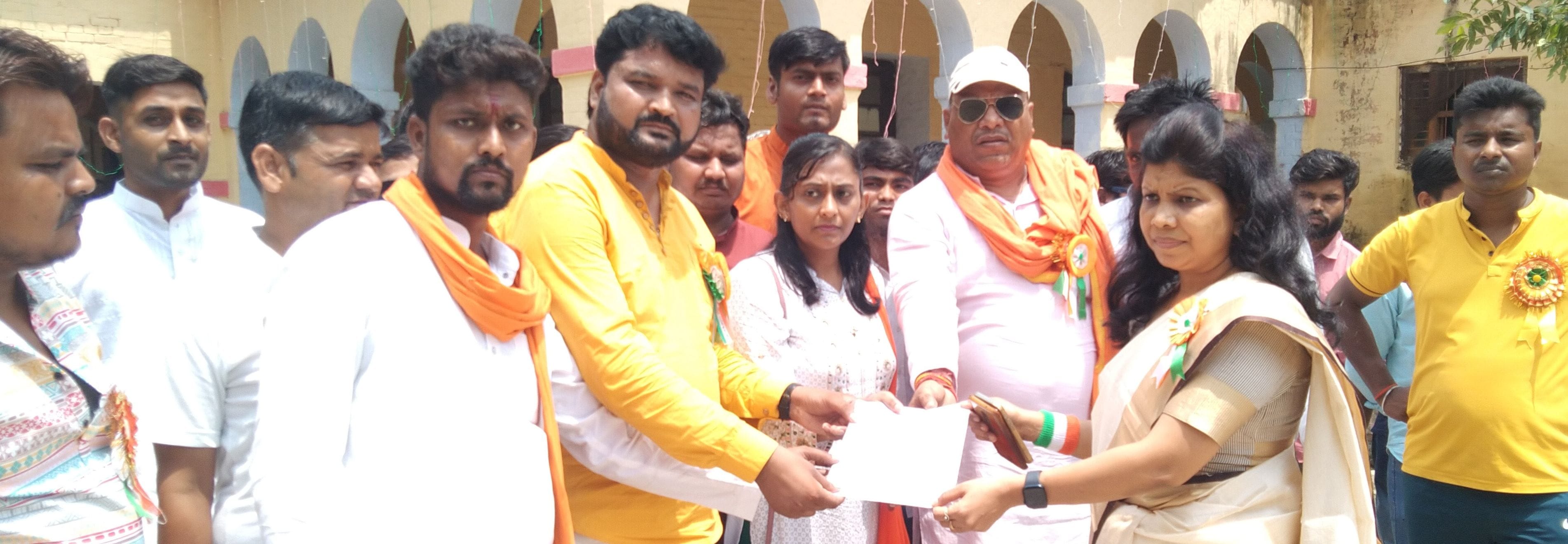 तिलहर में नगर पालिका की कूड़ा गाड़ी में रखे हुए तिरंगा ध्वज