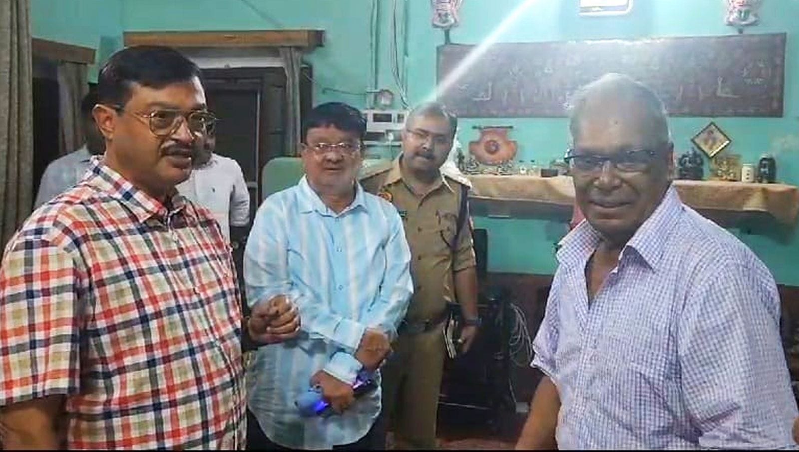 टेप से बधें हाथ दिखती डॉ. मृदुला गोविल।स्रोत-स्वयं
