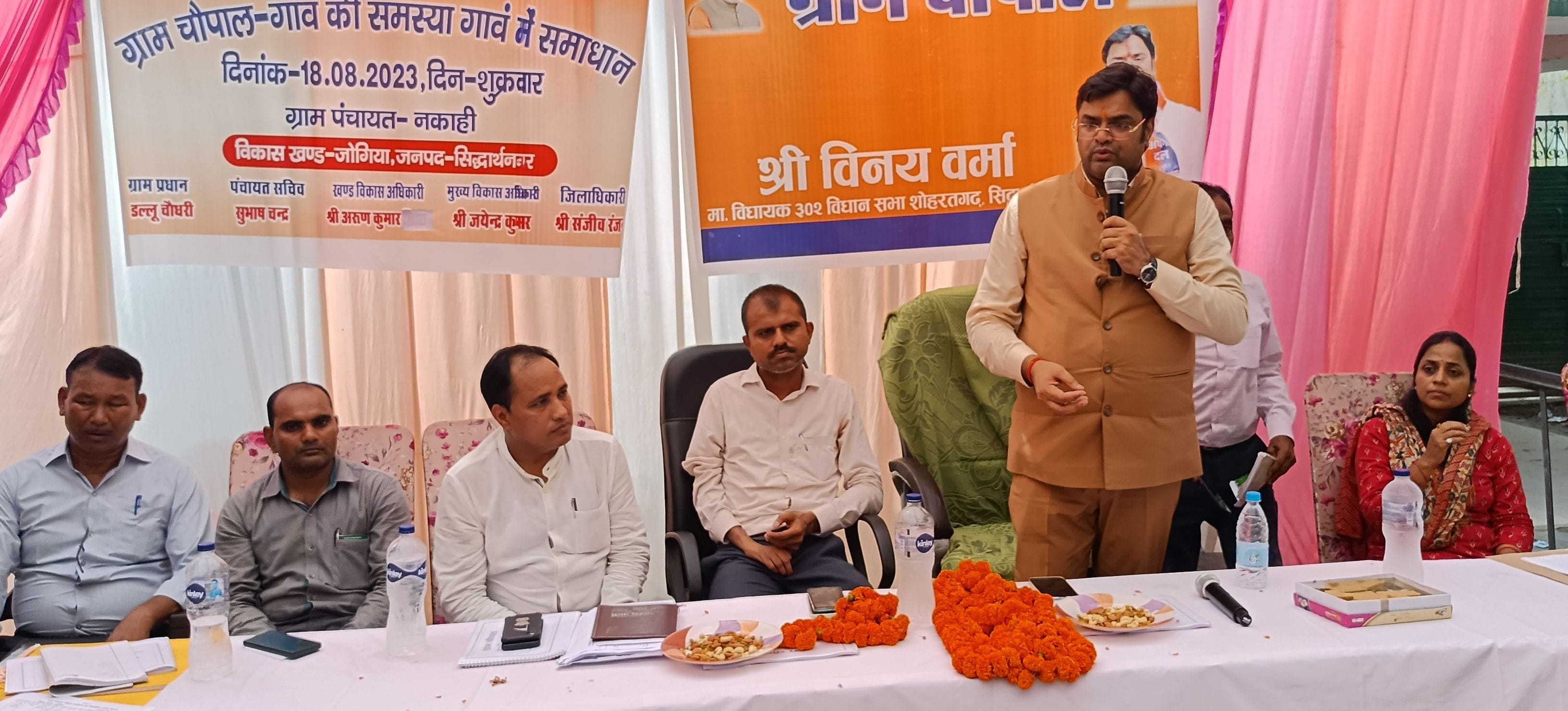 भनवापुर के पिकौरा में आयोजित चौपाल में शिकायतें सुनते, जिम्मेदार। 