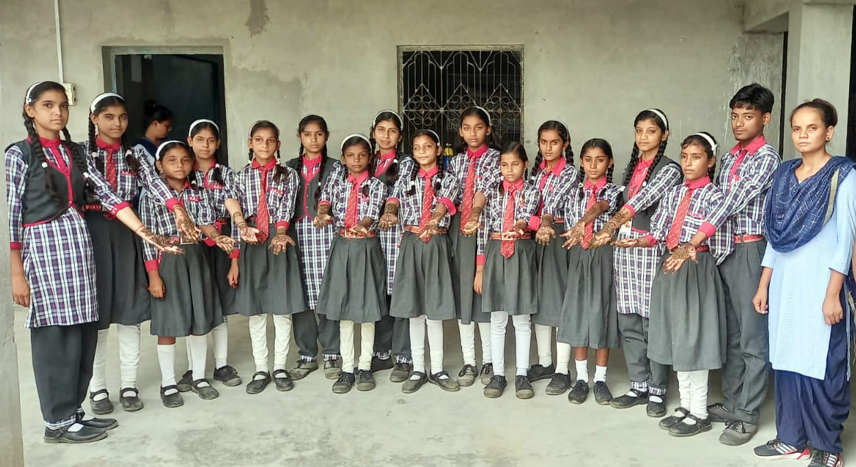 बिल्सी के महेश बाल इंटर कॉलेज में आयोजित मेंहदी प्रतियोगिता में हिस्सा लेती छात्राएं। संवाद
