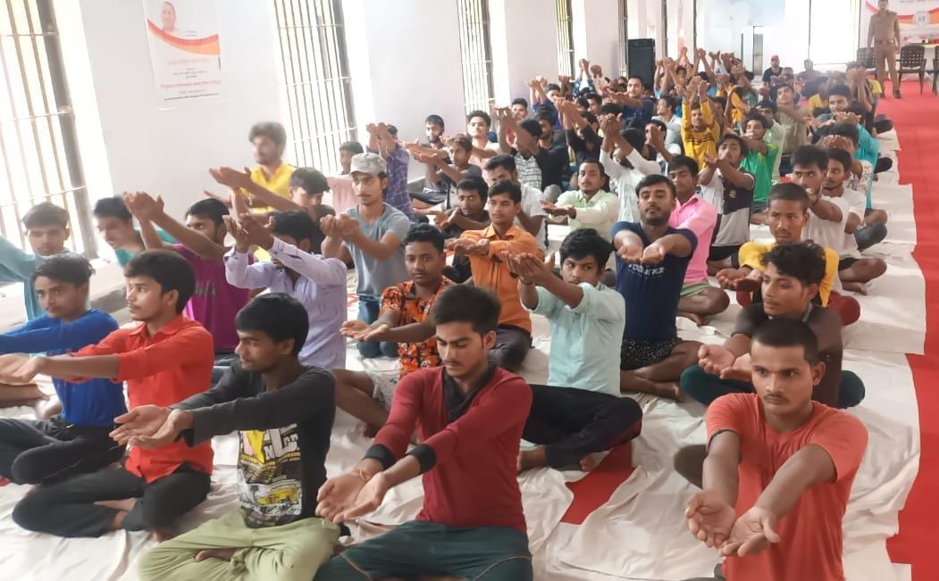 बंदी साधना अभियान के बारे में बंदियों को जानकारी देते जेल अधिकारी बंदी साधना अभियान के बारे में बंदियों को जानकारी देते जेल अधिकारी
