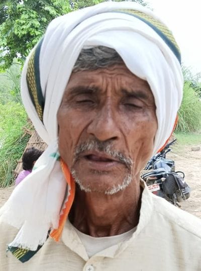 गांव भमरौलिया में नांव से जाते बच्चे। संवाद