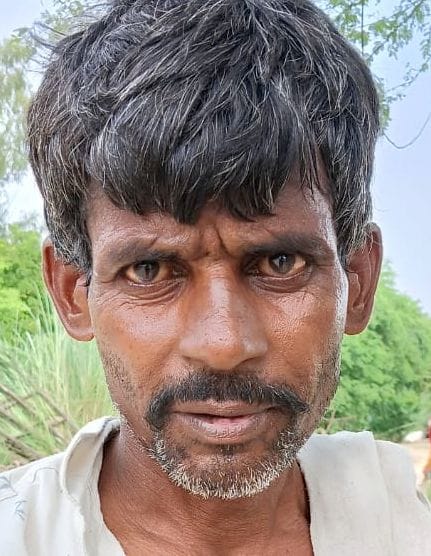 गांव भमरौलिया में नांव से जाते बच्चे। संवाद