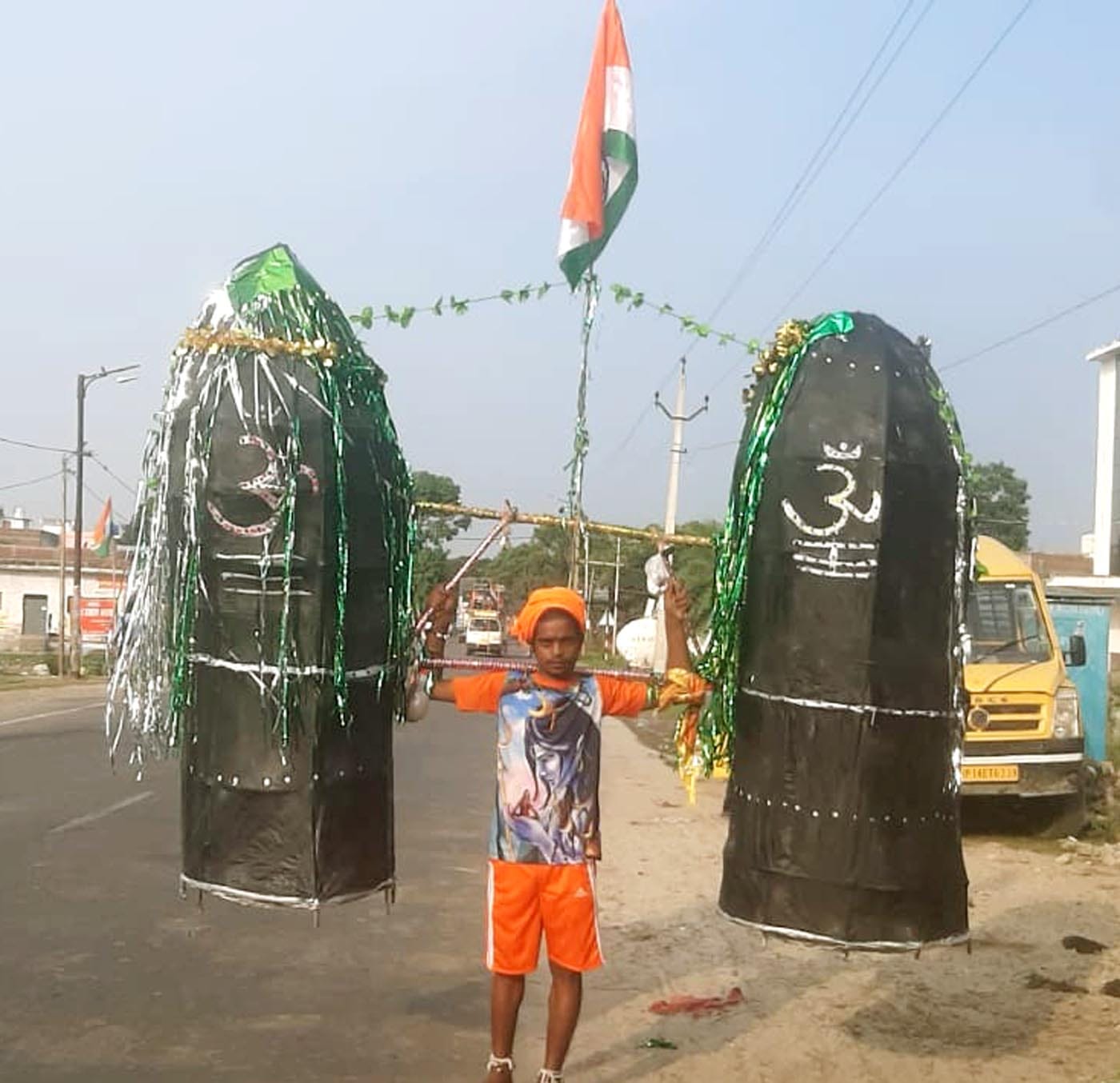 कछला से 101 फिट की कांवड़ लेकर निकले शिवभक्त। संवाद