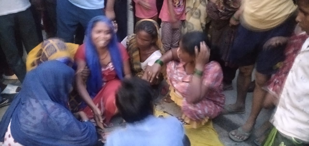 मीरानपुर कटरा में हादसे के बाद डीसीएम को घेरकर हंगामा करते लोग