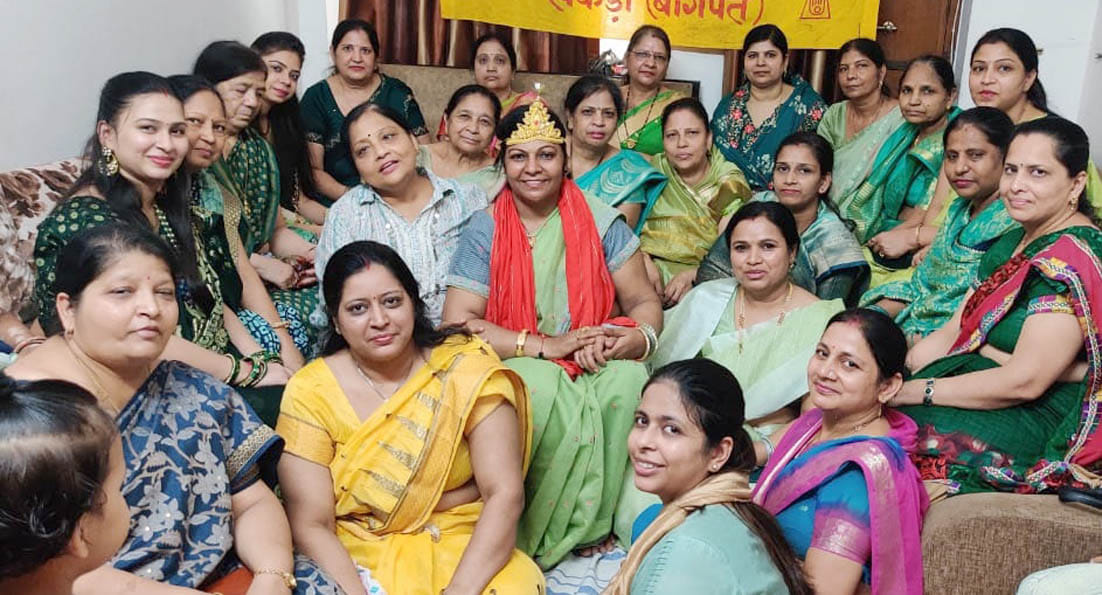 बड़ौत में खरीददारी करती महिलाएं। संवाद बड़ौत में खरीददारी करती महिलाएं। संवाद