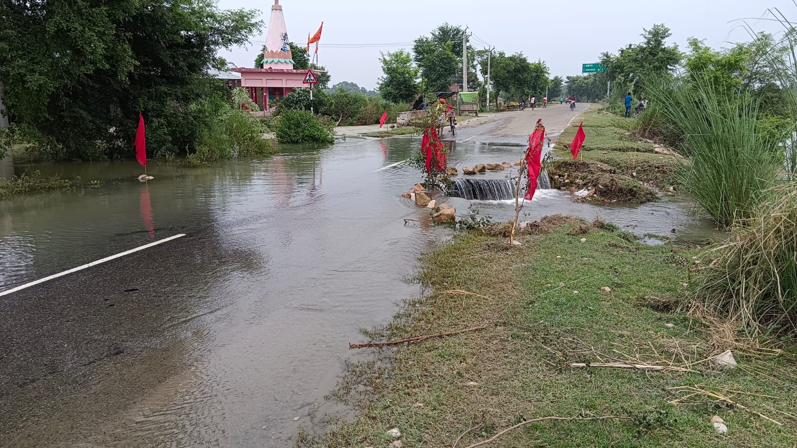 बाढ़ से जलमग्न हुआ मिर्जापुर के गांव बलदेवपुर का प्राथमिक स्कूल ।बाढ़ पीड़ित