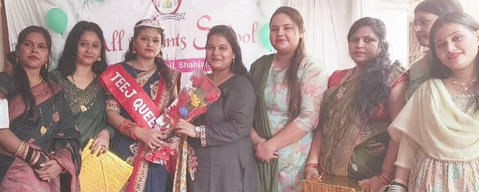 एसएस कॉलेज में मेहंदी प्रतियोगिता के प्रतिभागी व शिक्षक