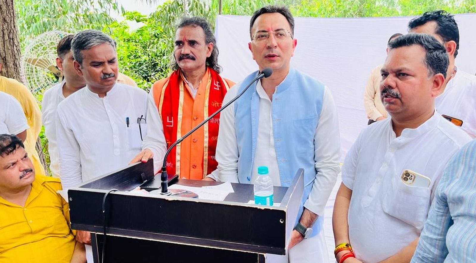 ग्राम ब्राह्मपुर में दुर्विजय सिंह की मां के चित्र पर पुष्प अर्पित कर श्रद्धांजलि देते डिप्टी स