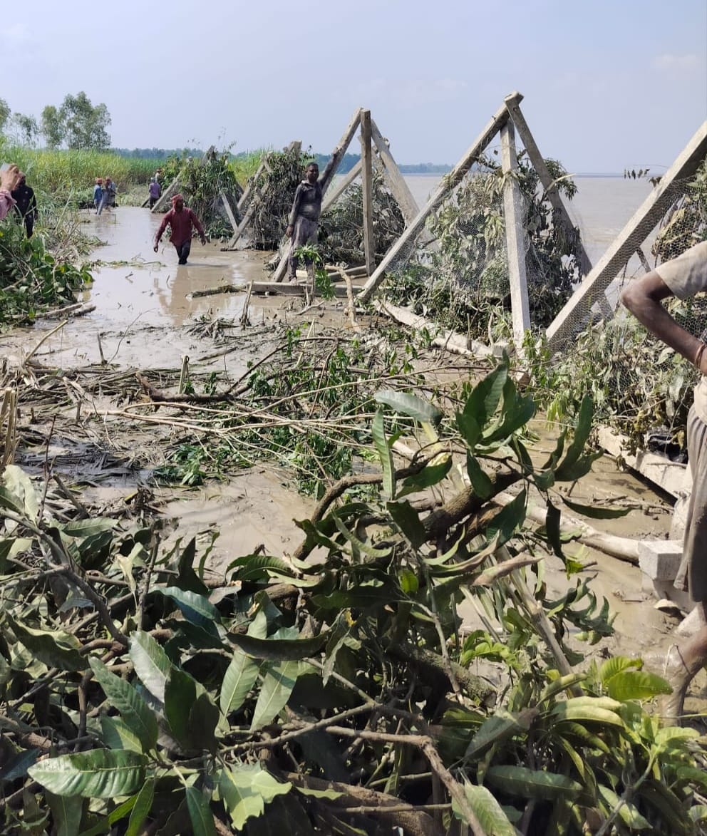 गांव चंदिया हजारा में बैठक में मौजूद लोग ।