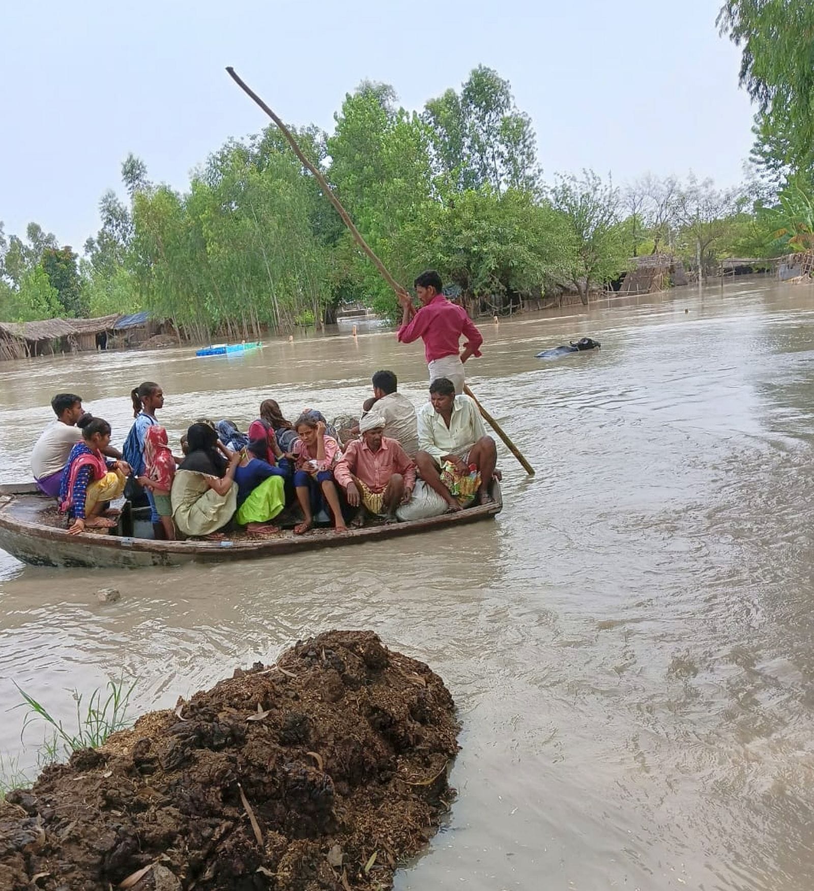 उसहैत के गांव बछौरा में हो रहा कटान। संवाद