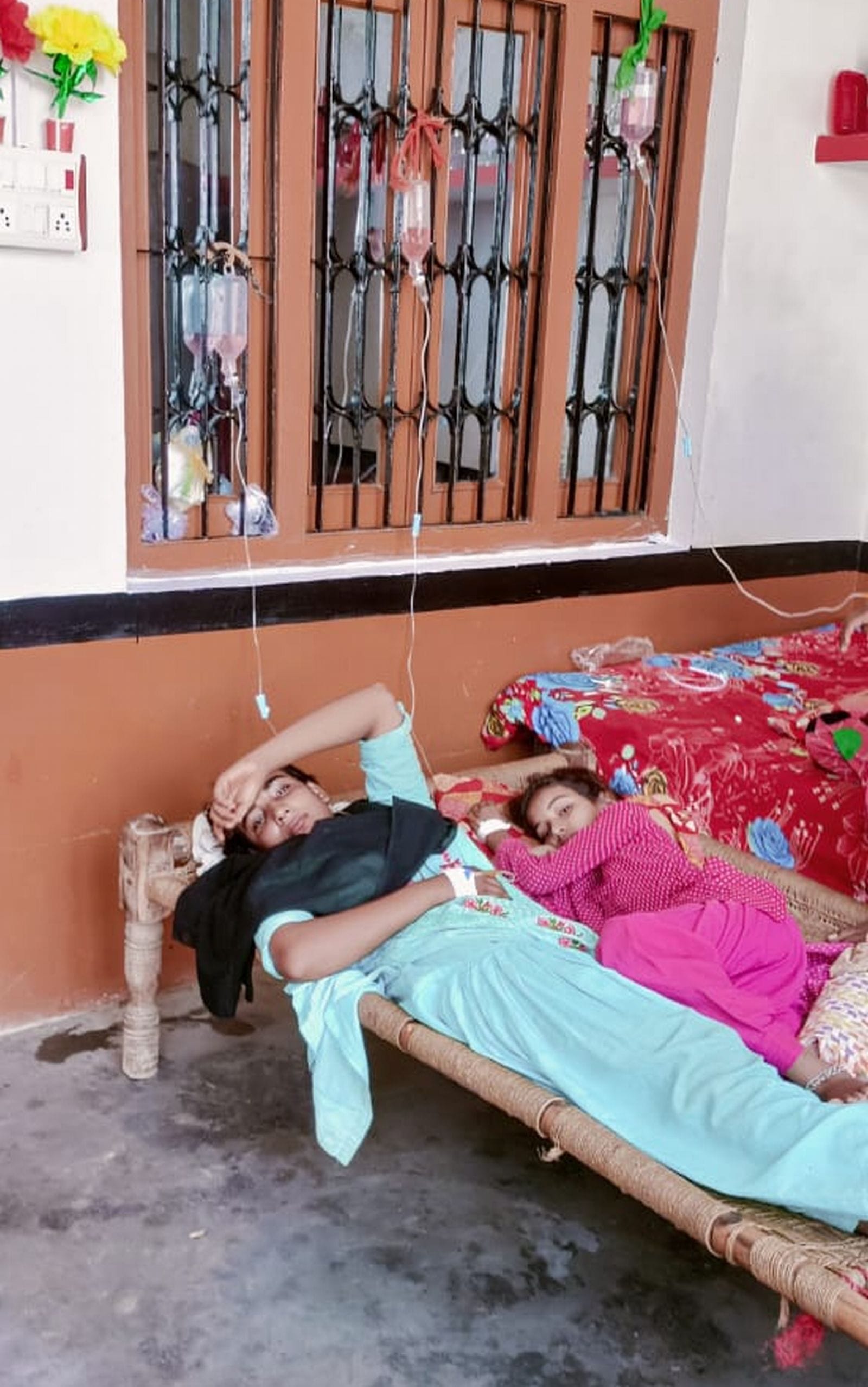 अस्पताल में भर्ती बुखार से पीड़ित मरीज। संवाद