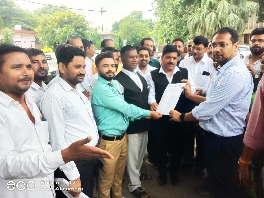 एसडीएम को ज्ञापन देते अधिवक्तागण