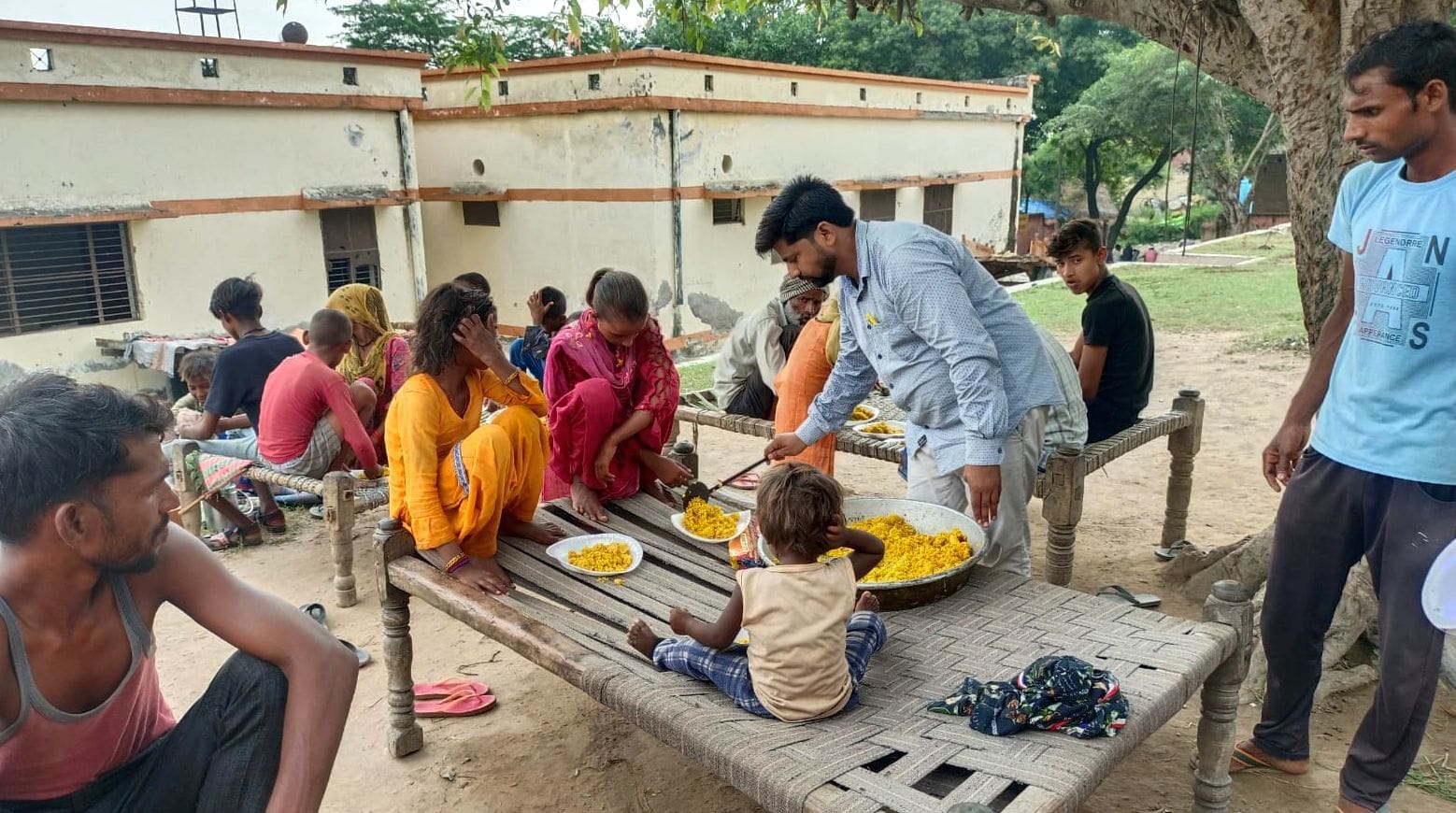 गंगा की बाढ़ से कट रहा जलालाबाद-ढाईघाट हॉइवे। संवाद