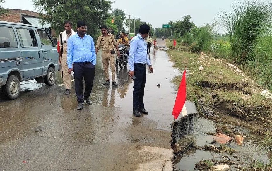 मिर्ज़ापुर के बाढ़ग्रस्त ग्राम आजाद नगर से नाव पर शेल्टर होम ग्राम ढाई आ रहे बाढ़ पीड़ित। बाढ़ पीड़ मिर्ज़ापुर के बाढ़ग्रस्त ग्राम आजाद नगर से नाव पर शेल्टर होम ग्राम ढाई आ रहे बाढ़ पीड़ित। बाढ़ पीड़