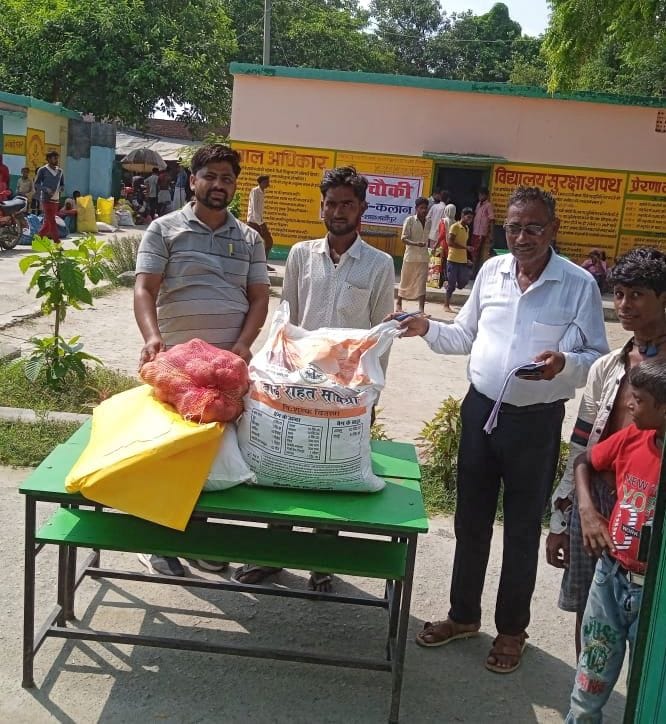 मिर्ज़ापुर के बाढ़ग्रस्त ग्राम आजाद नगर से नाव पर शेल्टर होम ग्राम ढाई आ रहे बाढ़ पीड़ित। बाढ़ पीड़ मिर्ज़ापुर के बाढ़ग्रस्त ग्राम आजाद नगर से नाव पर शेल्टर होम ग्राम ढाई आ रहे बाढ़ पीड़ित। बाढ़ पीड़