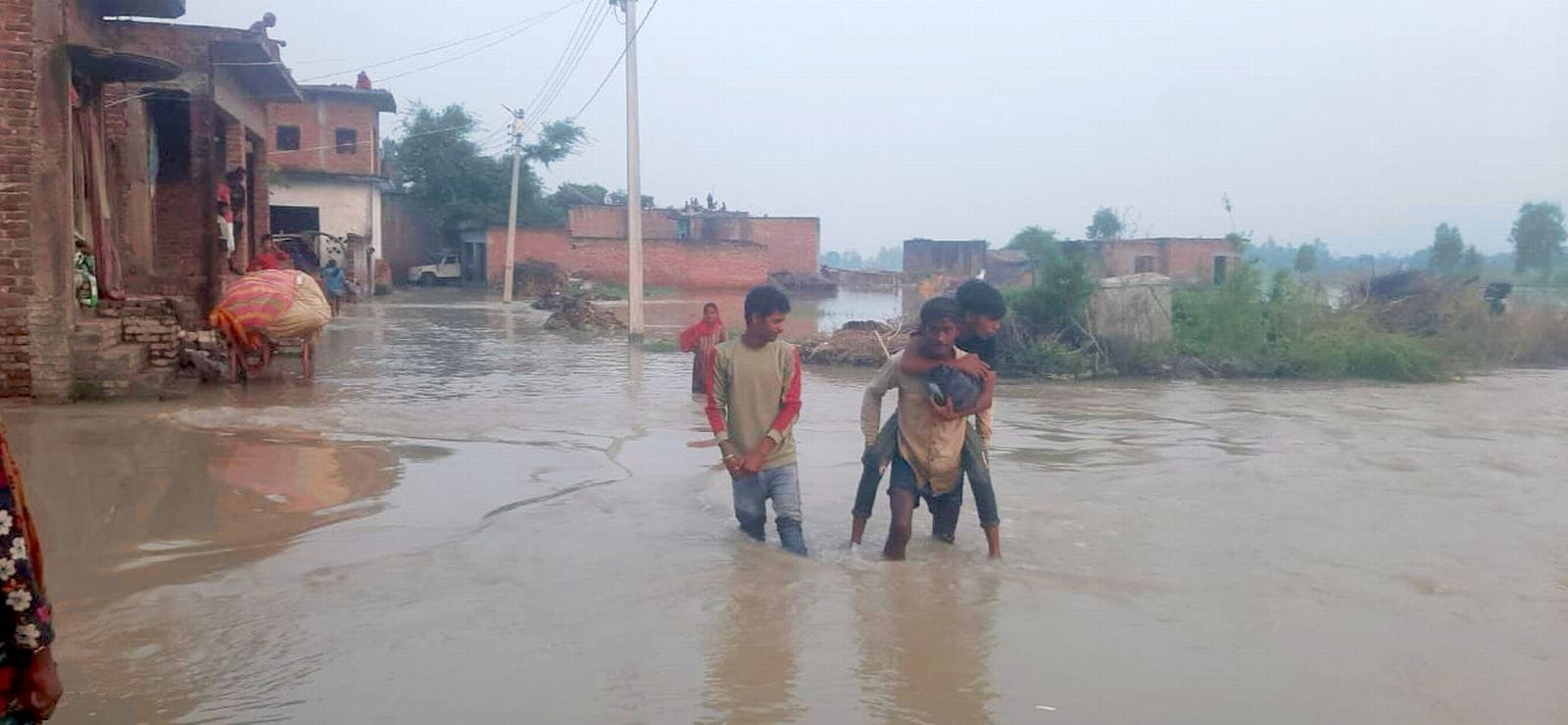 पंखिया नगला में सड़क पर रोटी बनाती महिला। संवाद