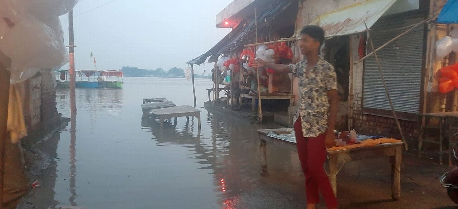 पंखिया नगला में सड़क पर रोटी बनाती महिला। संवाद