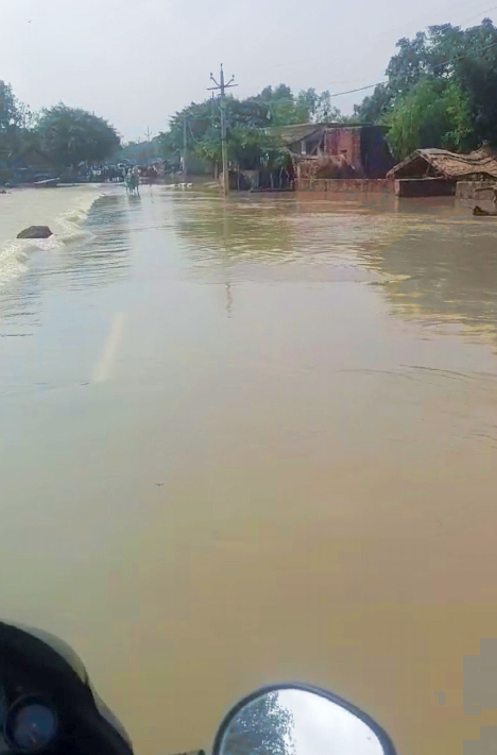 पंखिया नगला में सड़क पर रोटी बनाती महिला। संवाद