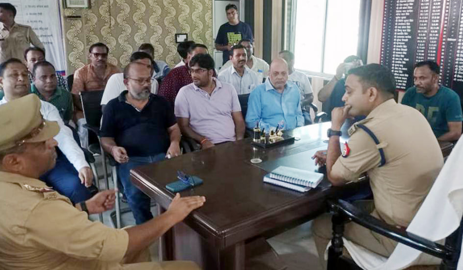 पलिया कोतवाली में हंगामा करते व्यापारी। पलिया कोतवाली में हंगामा करते व्यापारी।