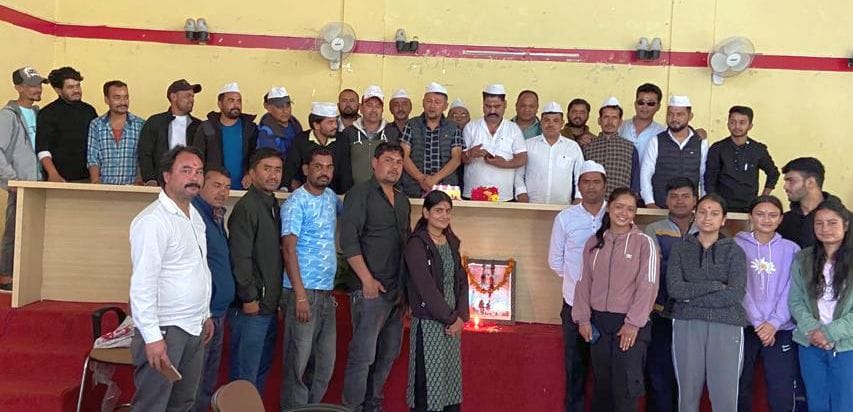 पिथौरागढ़ में पौधरोपण करते यूथ कांग्रेस कार्यकर्ता। संवाद पिथौरागढ़ में पौधरोपण करते यूथ कांग्रेस कार्यकर्ता। संवाद