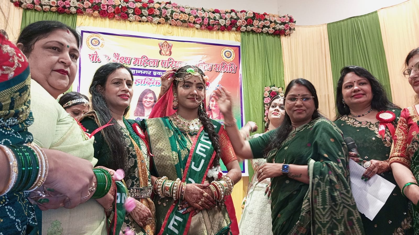 रोजा पॉवर टाउनशिप में हरियाली तीज का उत्सव मनाती महिलाएं