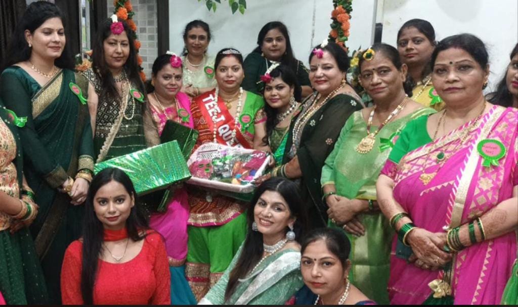 रोजा पॉवर टाउनशिप में हरियाली तीज का उत्सव मनाती महिलाएं