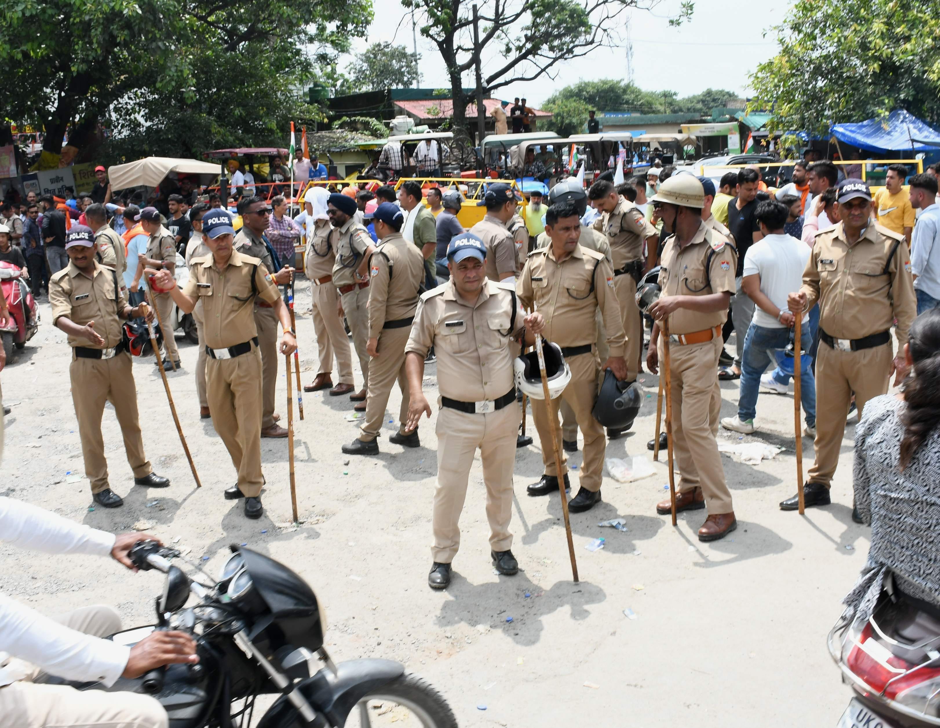 रेरा के विरोध में हल्द्वानी नवीन मंडी से निकाली जा रही ट्रैक्टर रैली संबोधित करते विधायक सुमित रेरा के विरोध में हल्द्वानी नवीन मंडी से निकाली जा रही ट्रैक्टर रैली संबोधित करते विधायक सुमित