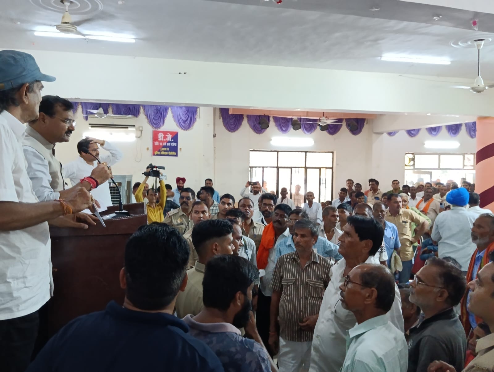 सहकारी गन्ना विकास समिति की सामान्य निकाय की बैठक में  मंच पर होता हंगामा । संवाद