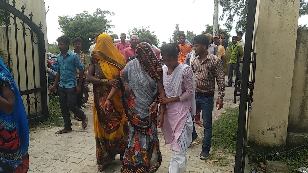 शाहजहांपुर में परिजनों के हंगामे के बाद तैनात पुलिस