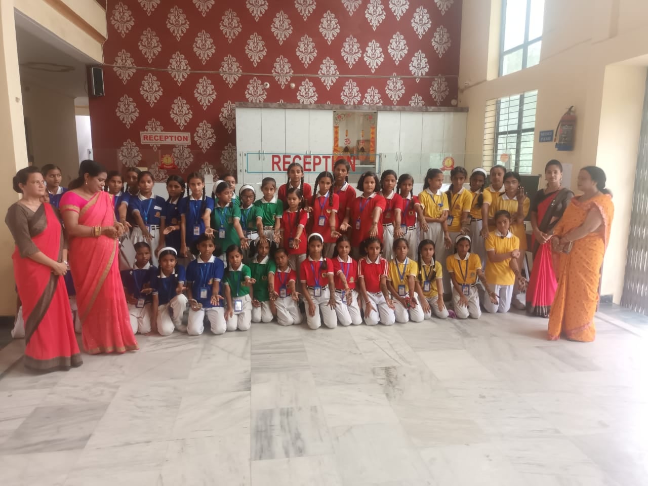 शहर में हरियाली तीज पर्व पर झूला झूलती महिलाएं । शहर में हरियाली तीज पर्व पर झूला झूलती महिलाएं ।