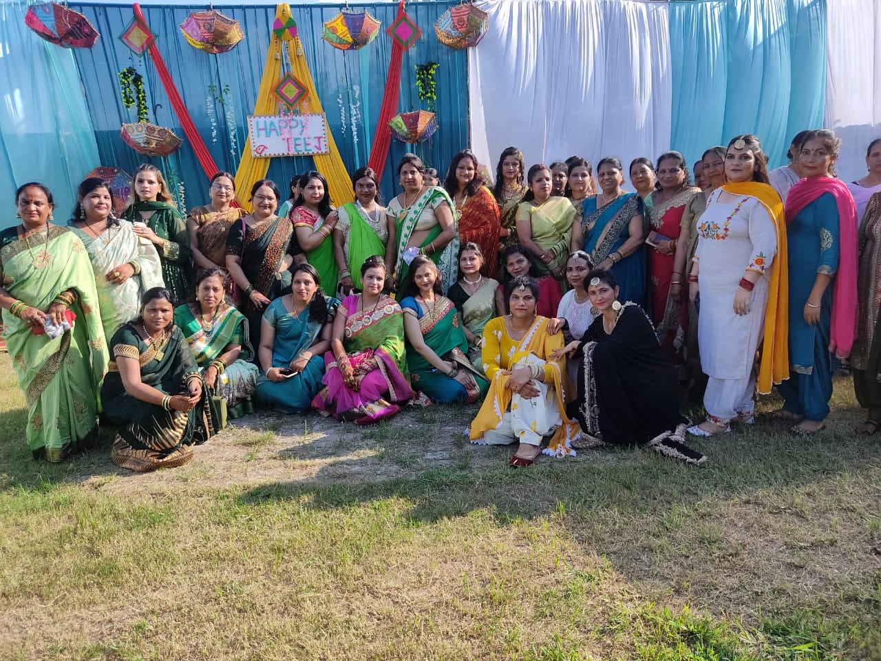 शहर में हरियाली तीज पर्व पर झूला झूलती महिलाएं । शहर में हरियाली तीज पर्व पर झूला झूलती महिलाएं ।