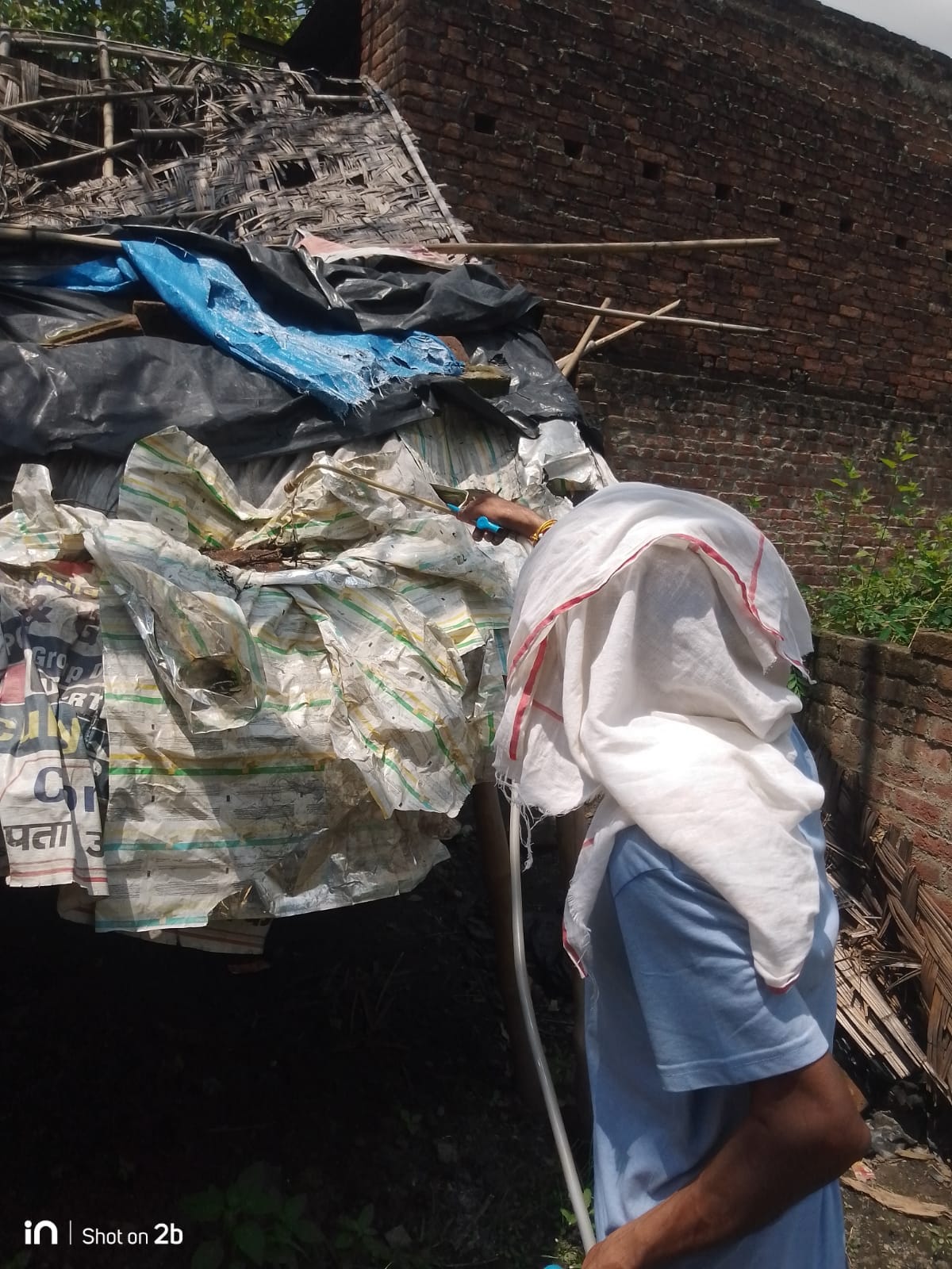 शहर में दवा का छिड़काव करते कर्मी ।