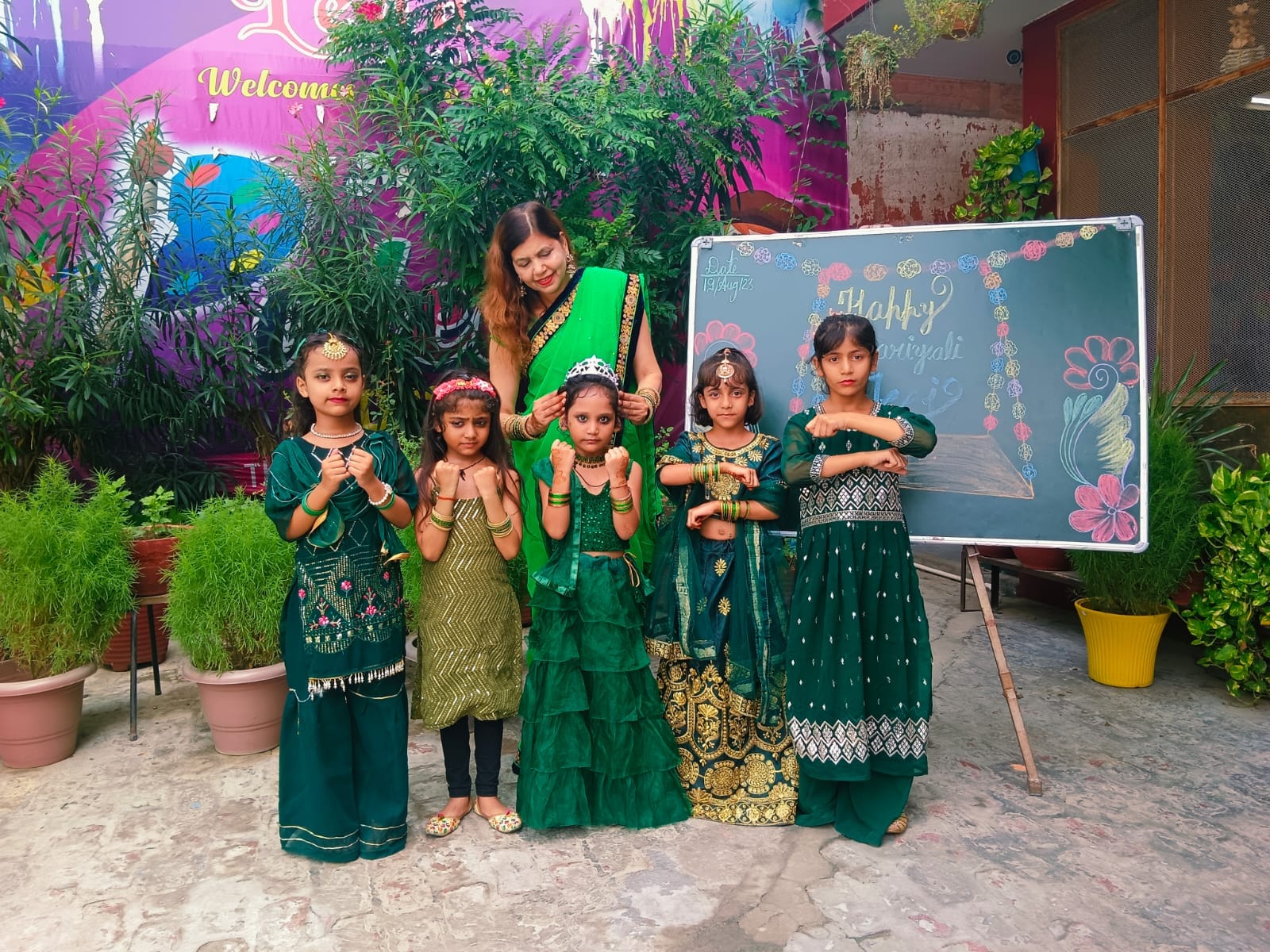 ताल डांस इंस्टीट्यूट के तीजोत्सव में तीन क्वीन चुनीं गई श्रुति व अन्य