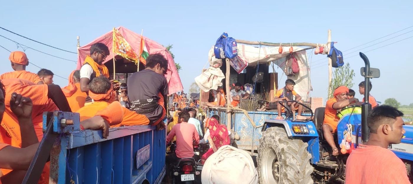 उझानी में भंडारे में प्रसाद वितरित करते शिवभक्त। संवाद