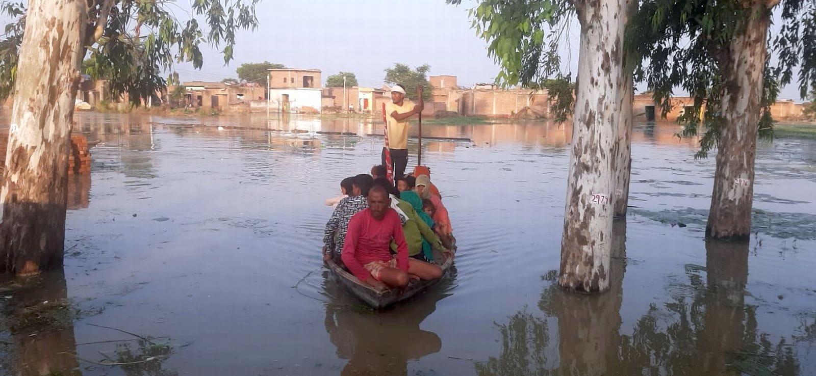 वीरसहाय गांव में भरा बाढ़ का पानी। संवाद