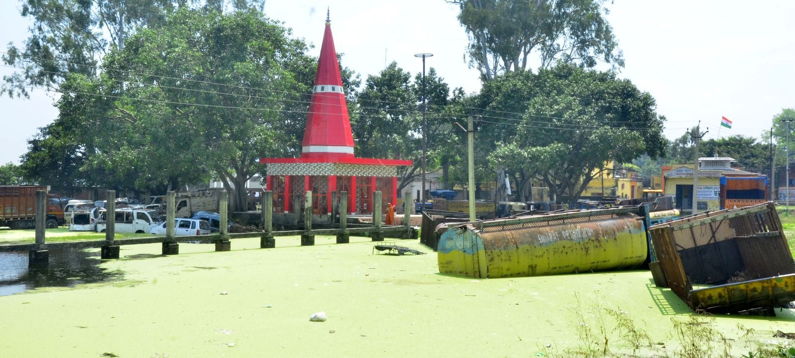 वीरसहाय गांव में भरा बाढ़ का पानी। संवाद