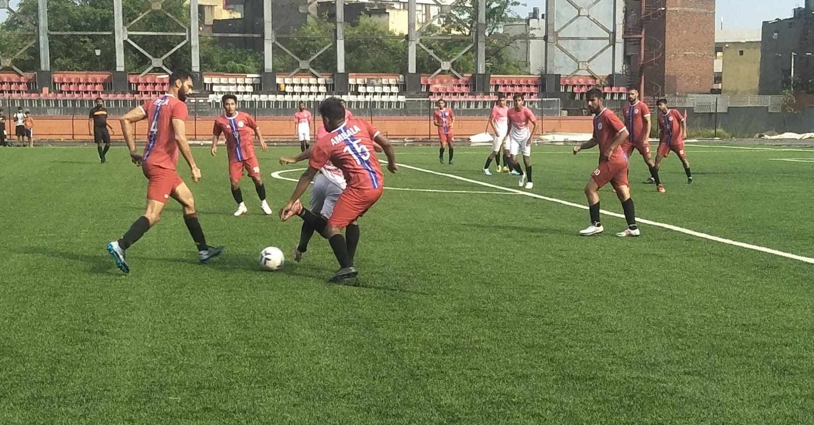 अंबाला छावनी के वार हीरो स्टेडियम में आयोजित फुटबाल मैच में भिड़ते खिलाड़ी। अंबाला छावनी के वार हीरो स्टेडियम में आयोजित फुटबाल मैच में भिड़ते खिलाड़ी।