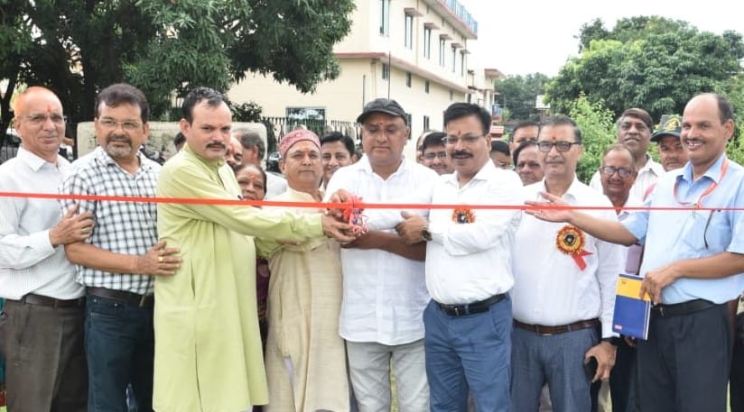 अंतरराष्ट्रीय कराटे खिलाड़ी जतिन व सुनील को सम्मनित करते डीएम नवनीत पांडेय। संवाद अंतरराष्ट्रीय कराटे खिलाड़ी जतिन व सुनील को सम्मनित करते डीएम नवनीत पांडेय। संवाद