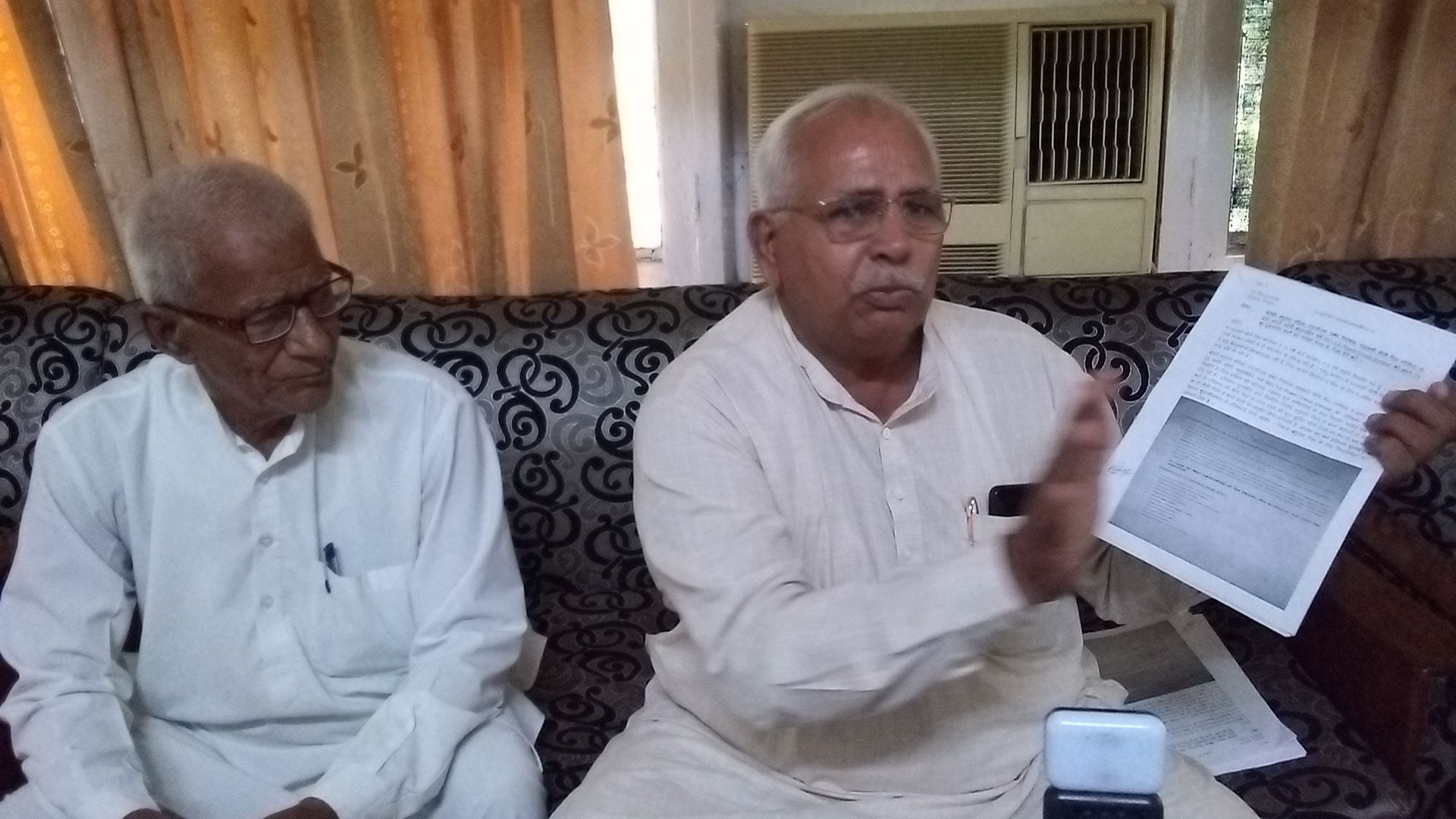 फोटो 29. पत्रकारवार्ता के दौरान जानकारी देते चीनी मिल के पूर्व वाइस चेयरमैन उमेद सिंह दहिया। सं फोटो 29. पत्रकारवार्ता के दौरान जानकारी देते चीनी मिल के पूर्व वाइस चेयरमैन उमेद सिंह दहिया। सं