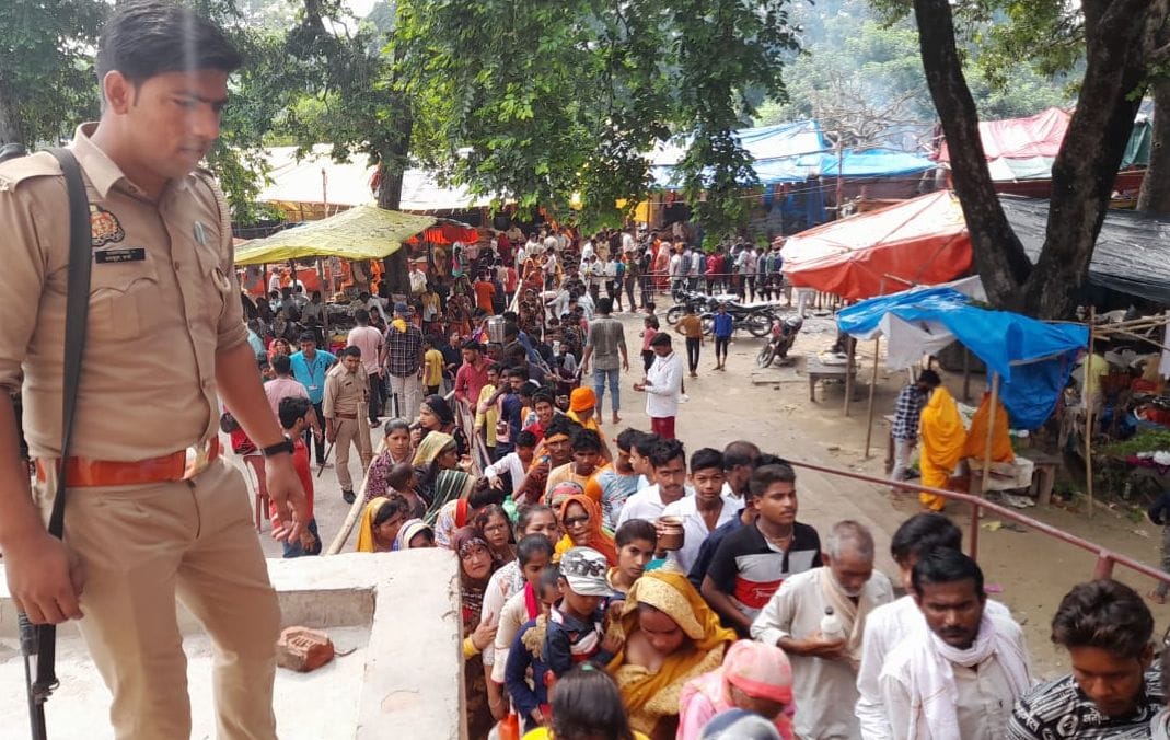 बंडा के सुनासिर नाथ मंदिर पर पूजा अर्चना करते शिवभक्त