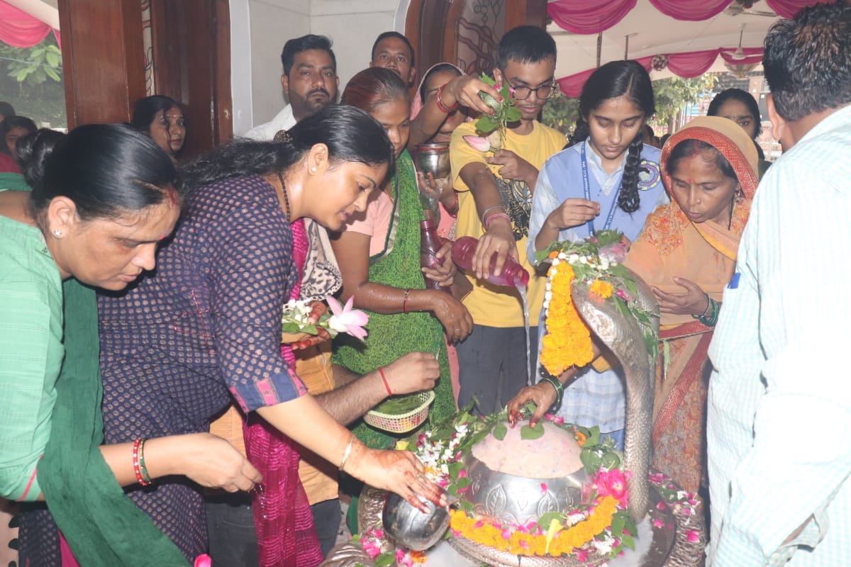 बंडा के सुनासिर नाथ मंदिर पर पूजा अर्चना करते शिवभक्त