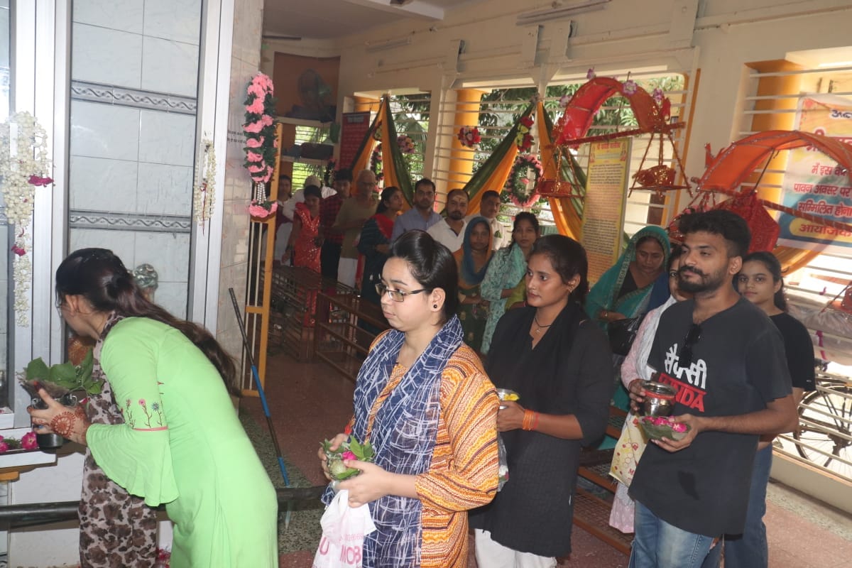 बंडा के सुनासिर नाथ मंदिर पर पूजा अर्चना करते शिवभक्त
