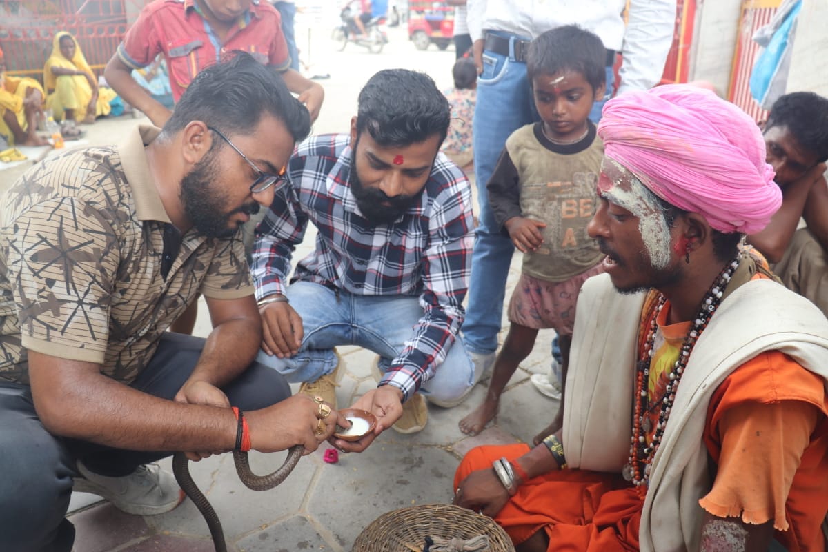 बंडा के सुनासिर नाथ मंदिर पर पूजा अर्चना करते शिवभक्त